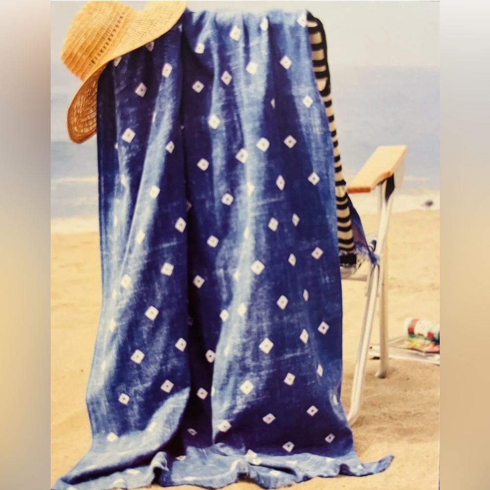 Threshold NWT! Blue /White Large Beach Towel

Measures Approximately:
36X72 Inch